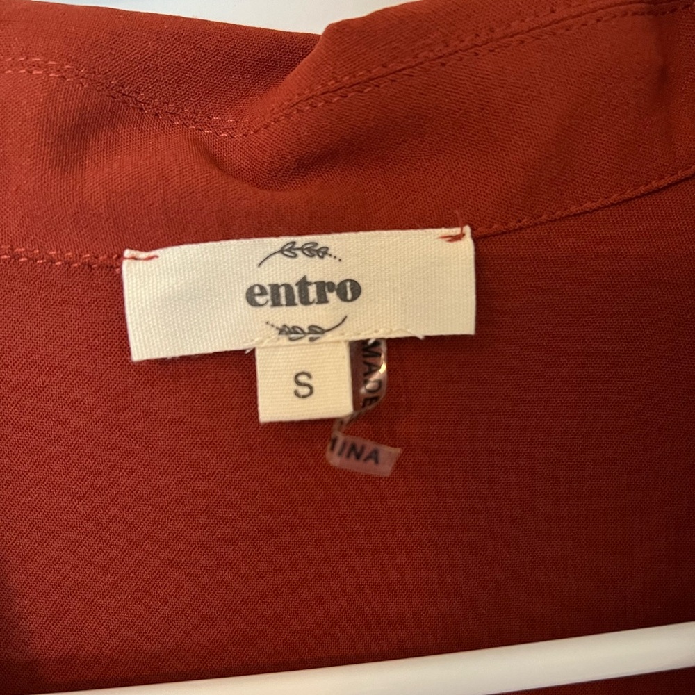 Entro Sleeveless Button Down Top - Picture 2 of 4